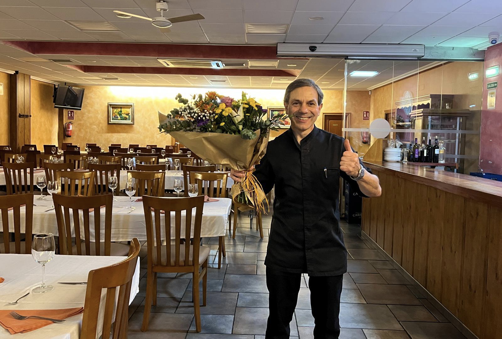 Isi con un ramo de flores celebrando el XX Aniversario del restaurante